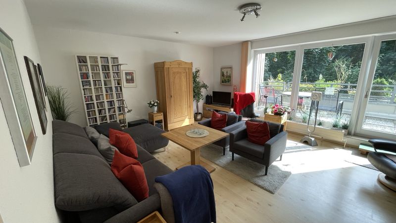 Helle 3-Zimmer-Wohnung mit großer Terrasse, Blick ins Grüne und Tiefgaragenstellplatz
